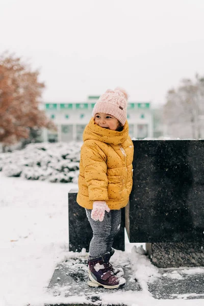 Menina criança feliz com dia de neve no inverno. Jogando fora no feriado de Natal — Fotografia de Stock