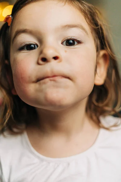 Primo piano del ritratto della bambina sullo stile di vita. Foto verticale — Foto Stock