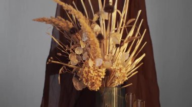 Kuru çiçekler moda buket kompozisyonu. Yakın çekim.