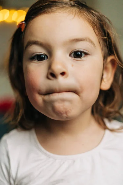 Primo piano del ritratto della bambina sullo stile di vita. Foto verticale — Foto Stock