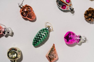 Beyaz arka planda gölgeli SSCB yılbaşı ağacı takıları. yüzyılın ortalarında