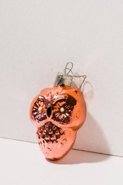 Set Sail Champagne arka planında baykuşun antika takıları. Kullanıcı Noeli 