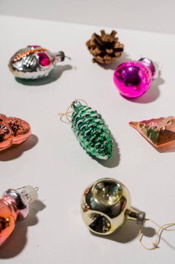 Beyaz arka planda gölgeli SSCB yılbaşı ağacı takıları. yüzyılın ortalarında