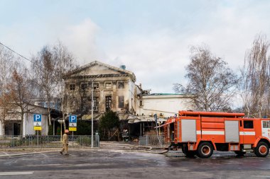 Poltava, Ukrayna - 2020 Aralık, itfaiyeci ayakta dururken tarihi bina yanıyor 