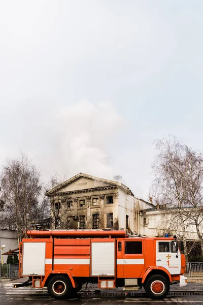 Poltava, Ukraine - 2020 December, historical building in fire with fireman standing — Stock Photo, Image