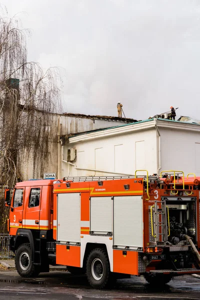Poltava, Ucrania - 2020 diciembre, edificio histórico en llamas con bombero en pie — Foto de Stock