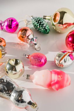 Beyaz arka planda gölgeli SSCB yılbaşı ağacı takıları. yüzyılın ortalarında