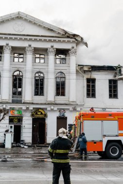 Poltava, Ukrayna - 2020 Aralık, itfaiyeci ayakta dururken tarihi bina yanıyor 