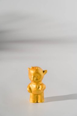 Beyaz arka planda altın boğa öküzü ve güneş ışığı gölgeleri. Çin Yeni Yıl Ay 2021