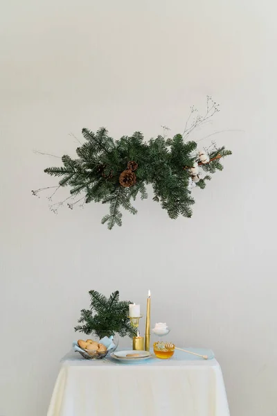 Diseño estético para Navidad con guirnalda colgante de pino nobilis, velas y decoraciones de mesa —  Fotos de Stock