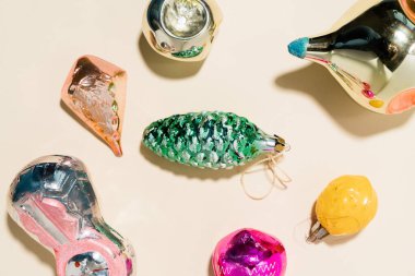 Beyaz arka planda gölgeli SSCB yılbaşı ağacı takıları. yüzyılın ortalarında