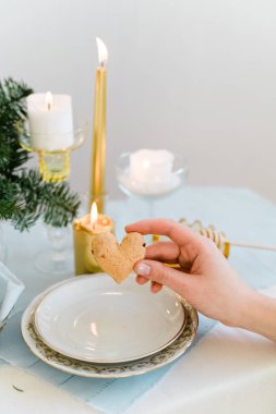 Masa dekorasyonu ve aşk kurabiyesi manzarası. Sevgililer Günü ya da Noel tatili