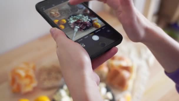 Woman taking photo of food on your smartphone. Social media content creations — Stock Video