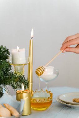 Altın mumlu Noel masası, bal ve çam