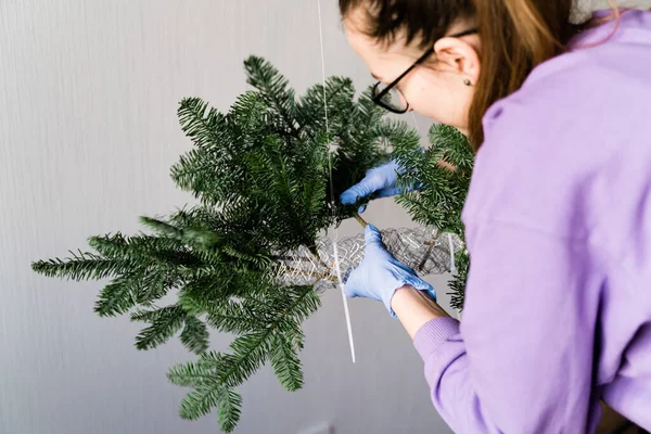 Mujer florista haciendo guirnalda de pino para Navidad en cámara lenta. Decoración de bricolaje, pequeña empresa —  Fotos de Stock