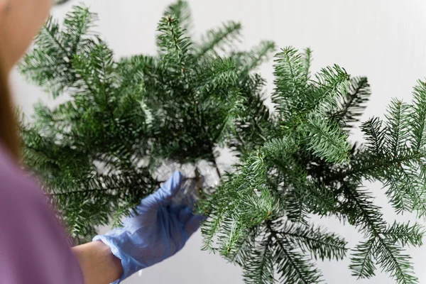 Mujer florista haciendo guirnalda de pino para Navidad en cámara lenta. Decoración de bricolaje, pequeña empresa —  Fotos de Stock