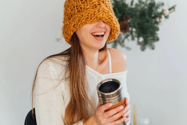 Mulher em chapéu laranja e metal reutilizável caneca termo no dia de Natal de inverno. Vida sustentável — Fotografia de Stock