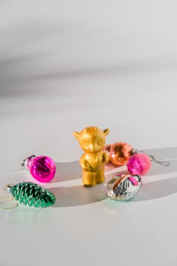 Beyaz arka planda altın boğa öküzü ve güneş ışığı gölgeleri. Çin Yeni Yıl Ay 2021