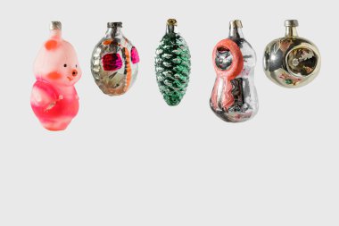 Beyaz arka planda gölgeli SSCB yılbaşı ağacı takıları. yüzyılın ortalarında