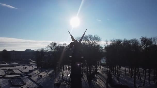 Letecký dron video o slávě socha zlatého orla v centru města Poltava — Stock video