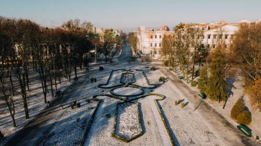 Ukrayna 'nın Avrupa kenti Poltava. Şehrin karlı merkez parkı, arazi tasarımı, eski öğrenci birliği.