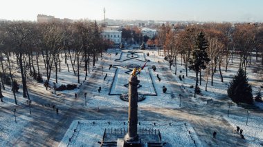 Poltava 'nın merkezindeki altın kartalın görkemli hava aracı videosu. 