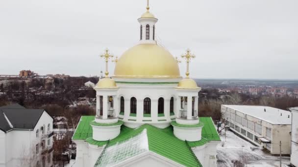Orthodox church with golden domes in a cloudy winter day. Ukraine, Poltava aerial — 비디오