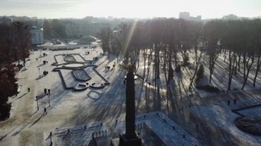 Poltava 'nın merkezindeki altın kartalın görkemli hava aracı videosu. 