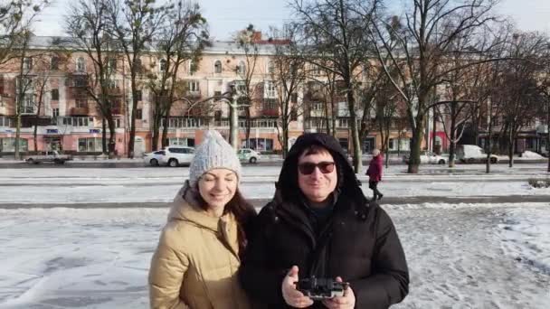 Couple se réunissant à l'extérieur lors d'une journée d'hiver en ville européenne. Vidéo aérienne — Video
