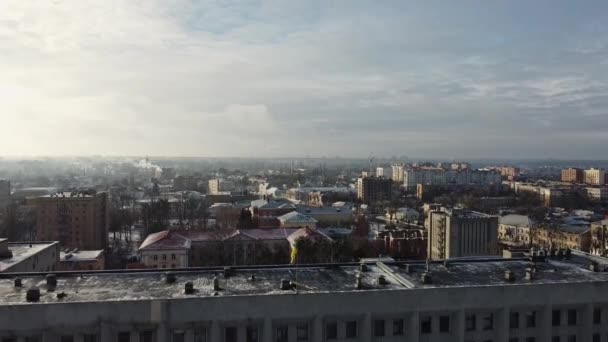 Centro da cidade europeia, Poltava cidade na Ucrânia. Um drone aéreo disparado. edifício do governo com bandeira ucraniana — Vídeo de Stock