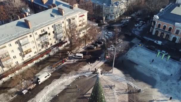 Kerstboom in het centrum van Poltava, Oekraïne. Luchtfoto drone video van Europese stad in de winter — Stockvideo
