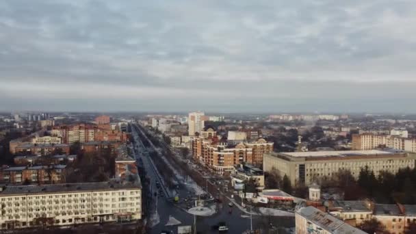 Europeiskt centrum, Poltava stad i Ukraina. Ett luftdrönarskott. Östra Europa på vintern — Stockvideo