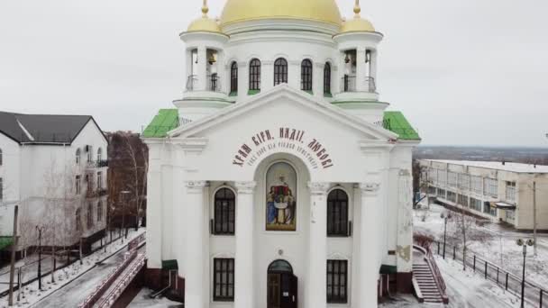 Ortodoxa kyrkan med gyllene kupoler en mulen vinterdag. Ukraina, Poltava — Stockvideo