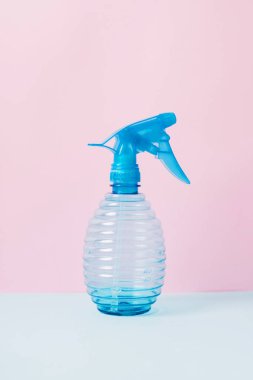 Bitkiler için bahçe spreyi şişesi. Bahar temizliği kavramı