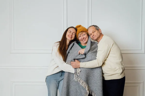 Bom retrato da família com idosa mulher madura, homem e filha milenar — Fotografia de Stock