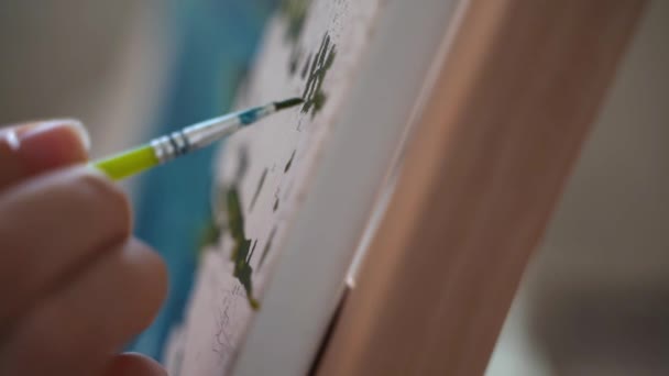 Κοντινό πινέλο με ακρυλικό χρώμα. Γυναίκα ζωγραφική καμβά με αριθμούς — Αρχείο Βίντεο