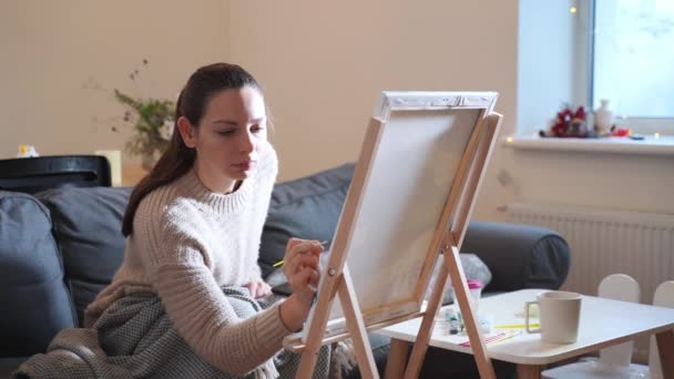 Wanita muda yang melukis dengan cat akrilik di rumah. Memperlambat hobi untuk penguncian — Stok Video