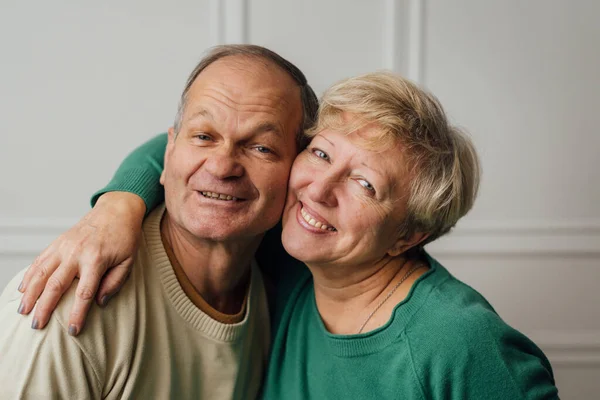 Pareja mayor abrazándose y sonriendo. Felices personas cariñosas. Caucásico jubilado hombre y mujer. día de San Valentín — Foto de Stock