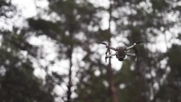 Close up of small drone flying in the forest. Army military future tool. Delivery quadropter. Ai camera wireless tech — Stock Video