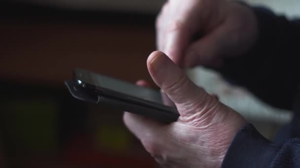 Starszy mężczyzna zamyka ręce przy użyciu smartfona. Dostawa online. Medycyna wirtualna. Strona internetowa wiadomości. Powiązania z rodziną — Wideo stockowe