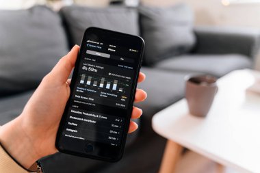 Poltava, Ukrayna - Jan 2021 Ekran Zamanı konsepti. Telefon kullanımının iPhone bilgisi. Sosyal medya bağımlılığı. zihinsel sağlık sorunu