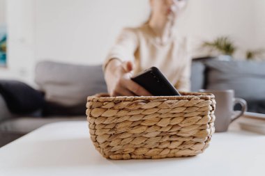 Milenyum kızı telefonunu kullanmayı ve kitap okumayı reddediyor. Sosyal medya bağımlılığı. Zaman kaybıydı. Fişi çekilmiş. Bağımlılık kavramı