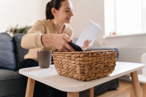 Millennial meisje thuis weigeren met behulp van de telefoon en het lezen van een boek. Verslaving door sociale media. Zonde van de tijd. Ontkoppeld. Afhankelijkheidsconcept — Stockfoto