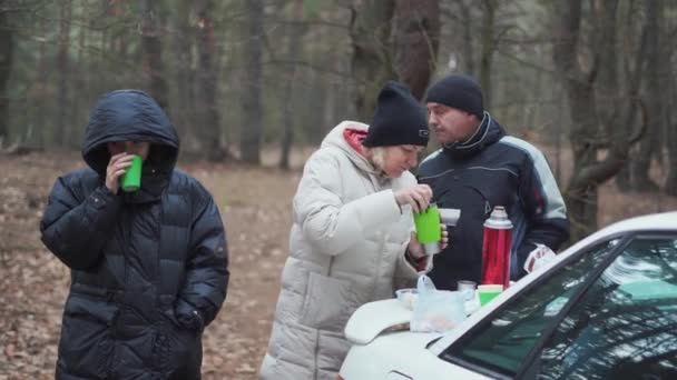 Rodina tráví čas s přírodou v lese. Výletní dovolená. Zůstat na autě. Pomalý život, odškolování — Stock video