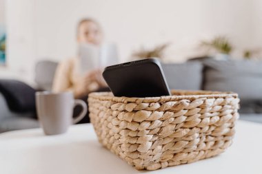 Milenyum kızı telefonunu kullanmayı ve kitap okumayı reddediyor. Sosyal medya bağımlılığı. Zaman kaybıydı. Fişi çekilmiş. Bağımlılık kavramı