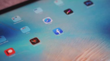 Poltava, Ukrayna - Jan 2021 Facebook uygulamasını telefondan siliyor. Sosyal medya bağımlılığı. Çevrimiçi zorbalık. Özel veri güvenliği sorunu