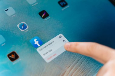 Poltava, Ukrayna - Jan 2021 Facebook uygulamasını telefondan siliyor. Sosyal medya bağımlılığı. Çevrimiçi zorbalık. Özel veri güvenliği sorunu