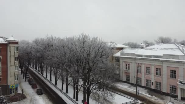 Ukrayna 'daki Poltava şehrinin havadan görünüşü. Karlı kış günü. Noel tatili. Doğu Avrupa 'daki tarihi merkez — Stok video