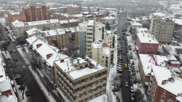 Вид с воздуха на город Полтаву в Украине. Зимний день со снегом. Рождественские каникулы Исторический центр Восточной Европы — стоковое видео