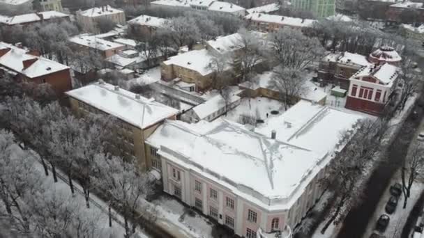 Vista aérea de la ciudad de Poltava en Ucrania. Día de invierno con nieve. Vacaciones de Navidad. Centro histórico en Europa del Este — Vídeos de Stock